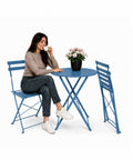 Set aus Gartentisch und 2 zusammenklappbaren Eisenstühlen – Runder Tisch ø 60 cm und 2 platzsparende Stühle – Tragfähigkeit 150 kg/100 kg