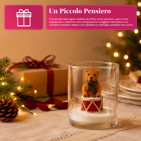 Weihnachtskerze im 7 cm großen Glas - Teddybär mit Weihnachtsmannmütze oder Bär auf der Trommel - Dekoration und Tischschmuck