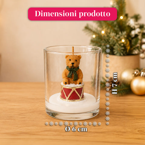Weihnachtskerze im 7 cm großen Glas - Teddybär mit Weihnachtsmannmütze oder Bär auf der Trommel - Dekoration und Tischschmuck