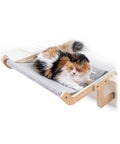 Hängendes Fensterbett für Katzen von Puppy Lovers, 45x37cm, mit entspanntem dreifarbigem Kater, Konstruktion aus natürlichem Holz und grauem Stoff