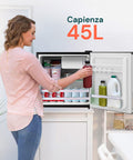 45-L-Mini-Kühlschrank, der von einer Frau in der Küche verwendet wird, optimale Kapazität für den persönlichen Gebrauch und die tägliche Aufbewahrung von Getränken