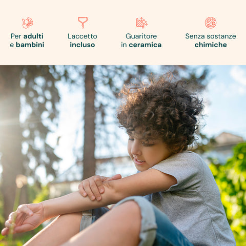 Kind mit lockigem Haar verwendet das therapeutische Gerät von Avilia im Freien am Arm und demonstriert die sichere Anwendung für Erwachsene und Kinder mit keramischem Heizelement
