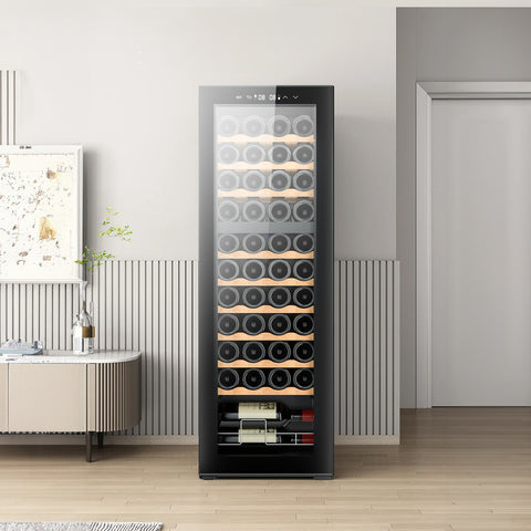 In eine moderne Küche integrierter Weinkühlschrank für 44 Flaschen, 130 Liter, mit Holzablagen, Digitalanzeige und elegantem schwarzem Design