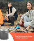 Eine leistungsstarke Flamme zum Kochen überall, glückliches Paar beim Camping mit orangefarbenem Zelt und tragbarem Kocher