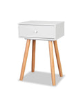 Kompletter weißer Bambus-Nachttisch vor neutralem Hintergrund, klares Design mit Schublade und Beinen aus naturbelassenem Holz