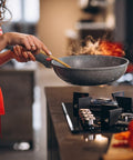Professionelles Kochen bei hoher Flamme mit sicherem abnehmbarem Griff und antihaftbeschichteter Oberfläche in Steinoptik für perfekte Ergebnisse