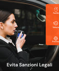 Frau verwendet ein tragbares Alkoholmessgerät im Auto, schneller und einfacher Alkoholtest mit Digitaldisplay für mehr Verkehrssicherheit