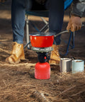 Echter Einsatz beim Camping mit rotem Topf für gleichmäßiges Kochen in natürlicher Umgebung, perfekt für Outdoor-Aktivitäten und Trekking