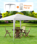 Ein Pop-up-Pavillon mit einfachem Verschlusssystem, im Garten mit einem Set klappbarer Holzstühle aufgestellt