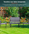 Gartenmöbel-Set mit Tisch aus gehärtetem Glas - Elegante Outdoor-Lounge mit Sofa und Sesseln aus grauem Textilgewebe auf einer blühenden Wiese