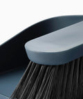 Bild-5-joseph-joseph-Set-aus-Toilettenbürste-und-Kehrschaufel-mit-Wandhalterung-aus-Kunststoff-EAN-5028420005486