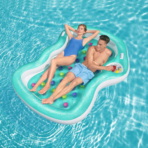Paar entspannt sich auf einer aufblasbaren Doppel-Liege von Bestway im Pool, mit Getränkehalter für maximalen Sommerkomfort