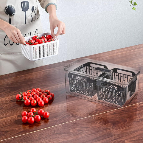 Kühlschrank-Organizer mit frischen Kirschtomaten in Gebrauch - transparenter Behälter zur Aufbewahrung von Gemüse in einer modernen Küche