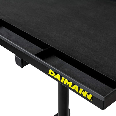 Detail der Arbeitsplatte aus Daimann-Stahl mit großzügiger Fläche von 73,5x50,5 cm, ideal für professionelle Geräte und Werkzeuge