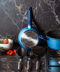 Avilia Gaia Antihaftpfannen aus blauem Aluminium mit induktionsgeeignetem Boden, 3-teiliges Set mit ergonomischem Griff, EAN 8056819042856