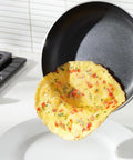 Bavaria 12-teiliges antihaftbeschichtetes Pfannenset - perfekt gebackene Gemüsefrittata auf einem Induktionskochfeld, schwarze abnehmbare Griffe