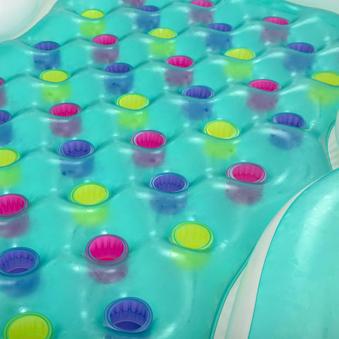 Oberfläche der aufblasbaren Luftmatratze mit farbigen rutschhemmenden Elementen für mehr Komfort und Sicherheit im Wasser