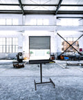 Mobiler Tisch Daimann FT01 im industriellen Umfeld, Arbeitstisch aus Stahl mit Rollen für professionelle Werkstätten und Labore
