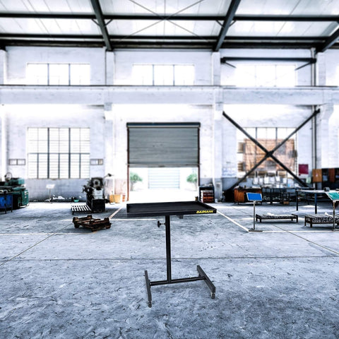 Mobiler Tisch Daimann FT01 im industriellen Umfeld, Arbeitstisch aus Stahl mit Rollen für professionelle Werkstätten und Labore