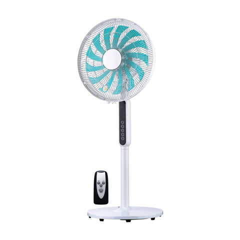 Weißer Standventilator mit Fernbedienung, 13 türkisfarbenen Flügeln, stabilem Standfuß und digitaler Steuerung für Zuhause und Büro