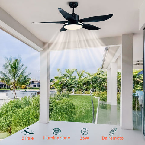 Schwarzer 35-W-Deckenventilator mit LED-Beleuchtung auf einer modernen Außenterrasse installiert