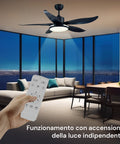 Schwarzer Deckenventilator mit Fernbedienung und unabhängiger Lichtschaltung in einem modernen Wohnzimmer