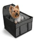 Yorkshire Terrier bequem und sicher im grauen Autositz mit atmungsaktivem Netz und Frontöffnung für kleine Hunde