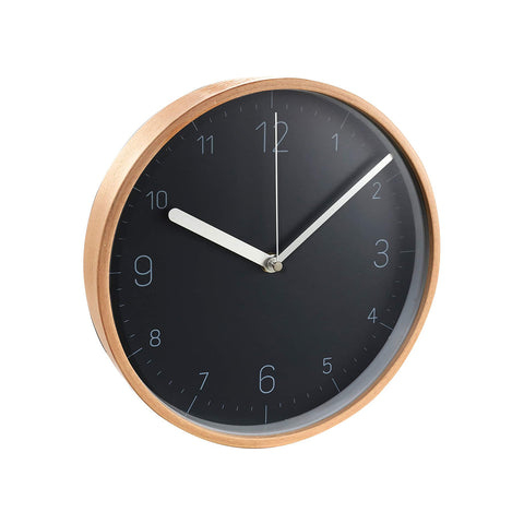 Wanduhr aus Holz mit schwarzem Zifferblatt