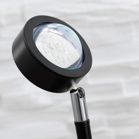 Nahaufnahme der Linse des 5-W-LED-Sonnenuntergangsprojektors, die einen realistischen und detailreichen Effekt für eine warme und einladende Atmosphäre erzeugt