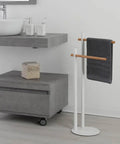 bild-4-feridras-freistehender-handtuchhalter-mit-2-armen-aus-bambus-und-weißem-stahl-22x805x22cm-ean-8056471553301