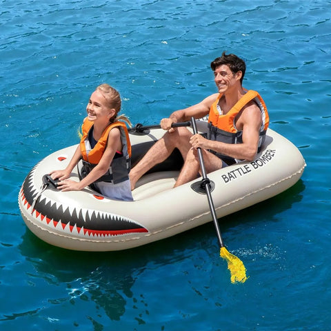 Bestway Battle Bomber-Schlauchboot auf dem Meer mit einem Erwachsenen und einem Kind, die orangefarbene Rettungswesten tragen