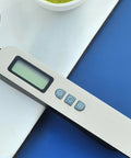 Detailansicht der Tara-Funktionstasten der digitalen Löffelwaage Kiwi 300 g mit LCD-Display und Bedienelementen für Tara, Maßeinheit und Einschalten