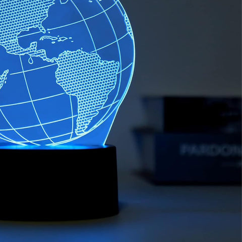 Detailansicht der 3D-Globuslampe mit blauer LED-Beleuchtung, die Südamerika und die Kontinente zeigt, mit realistischem dreidimensionalem Effekt